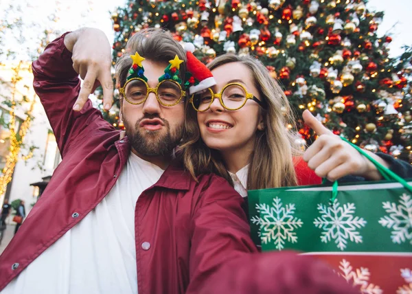 Mutlu çiftimiz Noel ağacı yakınındaki selfie yapma 