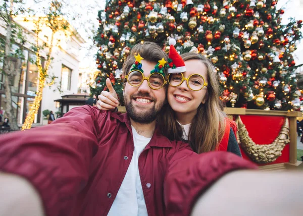 Mutlu çiftimiz Noel ağacı yakınındaki selfie yapma 