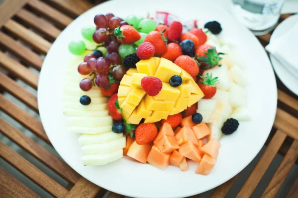 Ensalada de frutas en plato blanco Fotos de stock