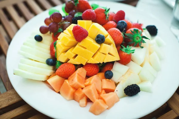 Ensalada de frutas en plato blanco Imagen de stock