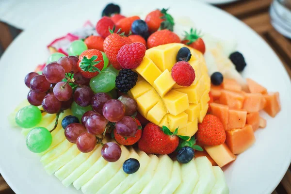 Ensalada de frutas en plato blanco Imagen de archivo