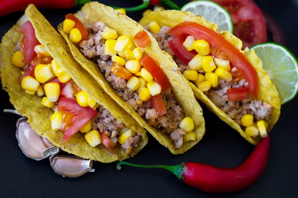 Üç baharatlı Meksika tacos domates, Mısır ve tavuk kıyma 