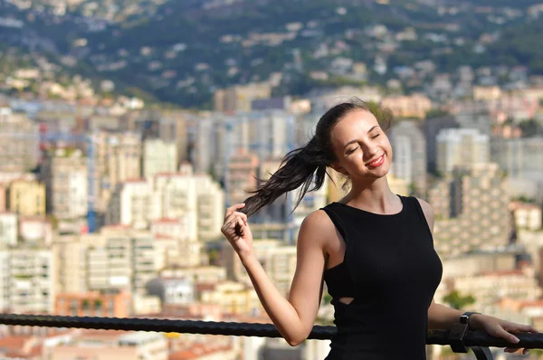 Gelukkig jonge Europese vrouw in casual zwarte jurk, rode lippen — Stockfoto