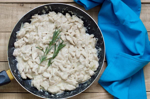 Rebanadas de pollo cocidas con nata, cebolla y romero fresco — Foto de Stock