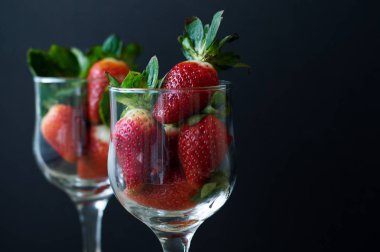 Arka plan asma gözlük ile taze çilek ile