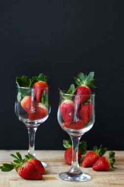 Dolu iki asma camlar ahşap masa üzerinde taze çilek ile