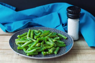 Susam, deniz tuzu ile pişmiş yeşil fasulye bölümü 