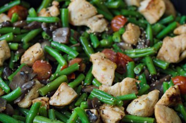 Tavuk göğsü, mantar, domates, taze fasulye, susam ile sıcak salata