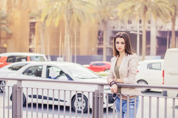 Retrato de mulher europeia com bob cut de pé perto da estrada movimentada no centro de Dubai. Roupas casuais. Conceito de vida na cidade grande. Estilo de vida — Fotografia de Stock