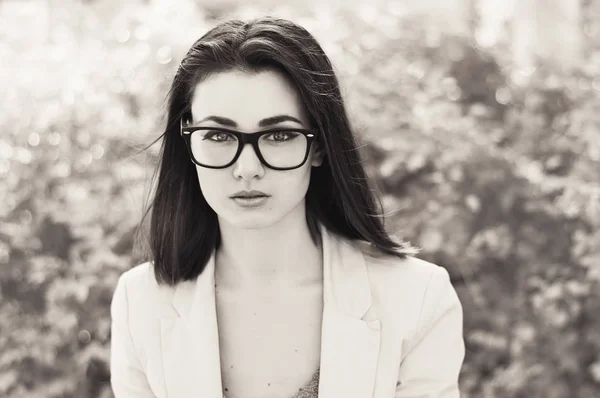 Retrato de una joven empresaria europea con anteojos, corte de pelo bob y chaqueta blanca — Foto de Stock