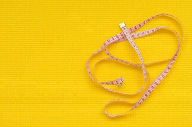 Uzun tapeline sarı Yoga mat. Kilo kaybı kavramı 