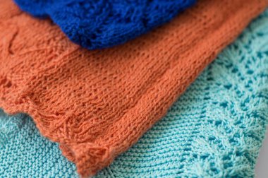 Turuncu, koyu mavi ve açık mavi renk örme kumaş