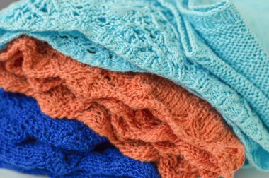 Sıcak örme kumaş mavi ve turuncu renk yığını