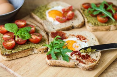 Yumurta, roka, domates, ıspanak, pesto sos, domates sosu ve multi ile sağlıklı tost tahıl ekmek. Kahvaltı sandviç