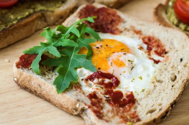 Yumurta, roka, domates sosu ve multicereal ekmek ile kahvaltı tost. Dengeli yemek. Sağlıklı sandviç