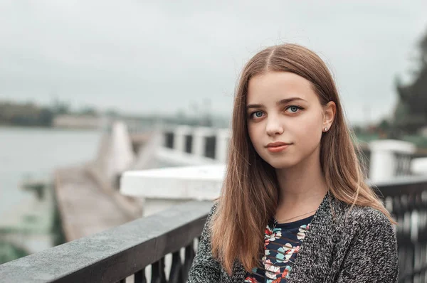 Retrato horizontal de adolescente com cabelo loiro e grandes olhos azuis — Fotografia de Stock