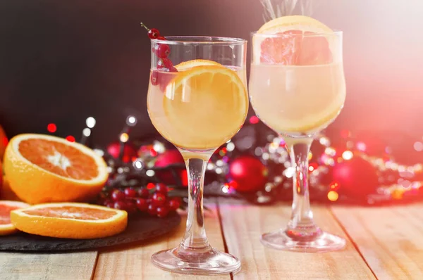 Parti içer. Narenciye meyve ve Noel dekorasyon ile portakal, greyfurt ve kırmızı kuş üzümü ile kokteyller servis