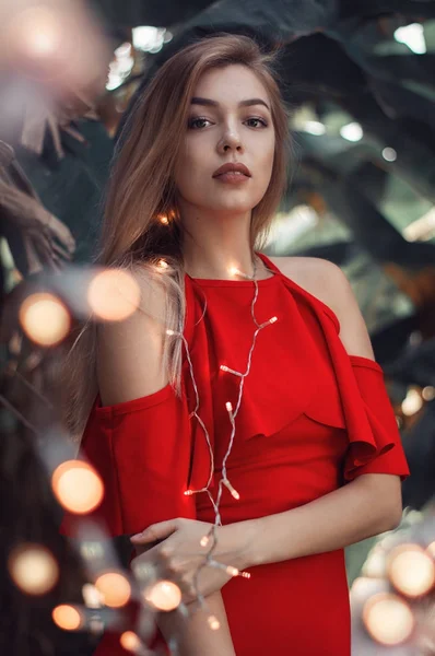 Sarı Saçlı Küçük Şenlikli Işıklı Kırmızı Smart Casual Elbise Ile — Stok fotoğraf