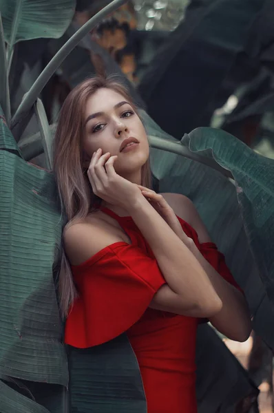 Jeune Femme Blonde Robe Rouge Debout Dans Forêt Tropicale Près — Photo