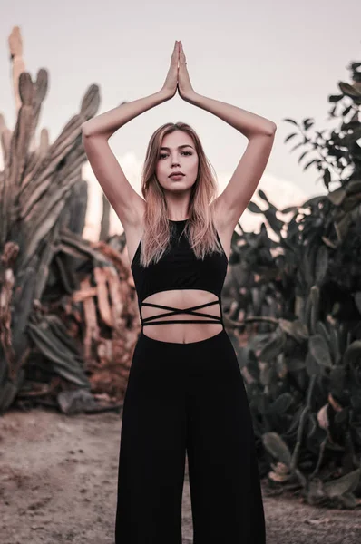 Siyah tulum kaktüs poz güzel sarışın kadın. Boho ve hippi tarzı. Özgürlük kavramı