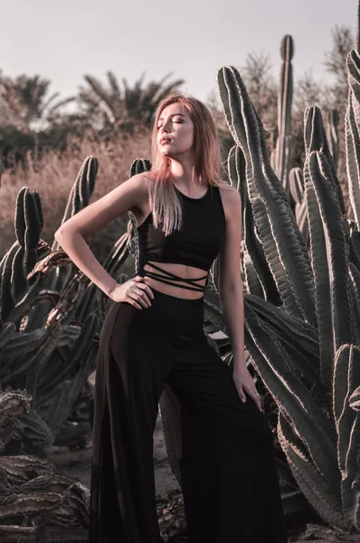 Jeune Femme Blonde Costume Noir Debout Près Gros Cactus Avec — Photo