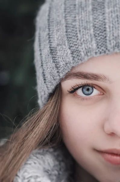 Portrét Polovinou Obličeje Ženský Teenager Krásnýma Modrýma Očima Dlouhými Vlasy — Stock fotografie