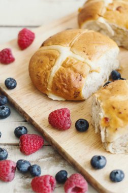 Geleneksel Paskalya çörekleri ve taze böğürtlenler. Bahar bayramı mevsimi