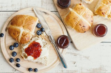 Tereyağlı, meyve reçelli ve taze yaban mersinli ev yapımı sıcak çörekler. Geleneksel Paskalya pastası