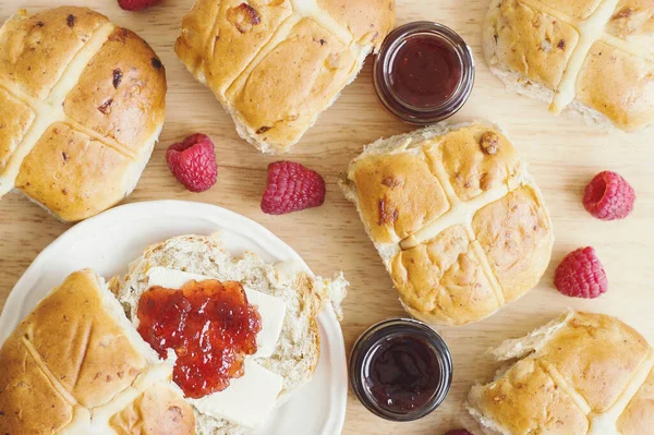 Traditionella Varma Korsningar Bullar Med Smör Sylt Och Färska Hallon — Stockfoto