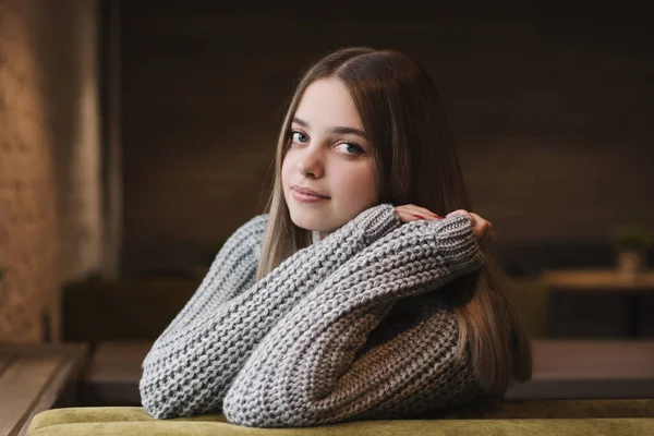 Retrato Horizontal Una Joven Hembra Pelo Largo Suéter Punto Sentada — Foto de Stock