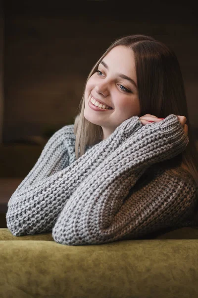 Potret Seorang Wanita Remaja Duduk Dengan Wajah Bahagia — Stok Foto