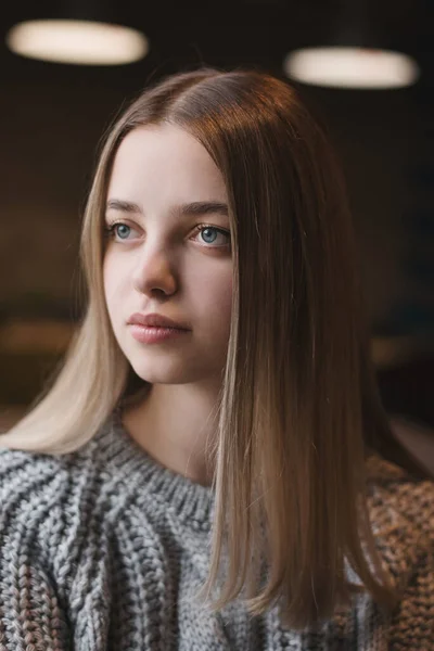 Retrato Uma Adolescente Com Cabelo Loiro Olhos Azuis Sentados Cardigan — Fotografia de Stock