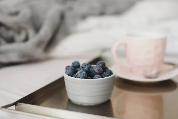Áfonyát Reggelire Szolgálnak Fel Ágyban Egy Csésze Rózsaszín Színű Kávét — Stock Fotó