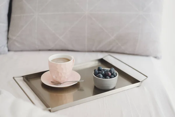 Завтрак Постель Кофе Молоком Свежей Черникой Металлическом Подносе Отдых Выходных — стоковое фото