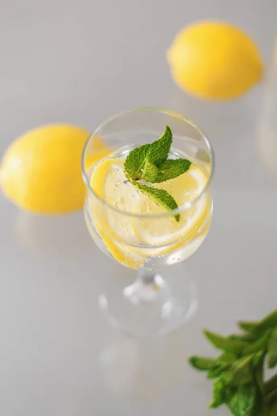 Bicchiere Cocktail Con Acqua Minerale Limone Menta Vista Dall Alto — Foto Stock