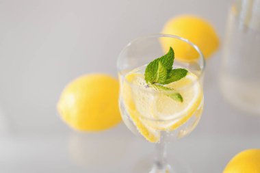 Bir bardak soda, limon ve nane şekerli kokteyl. Yeşil ve sarı renkli. Limonata.