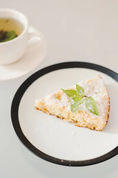 Tarta Manzana Casera Simple Con Azúcar Polvo Menta Fresca Una — Foto de Stock