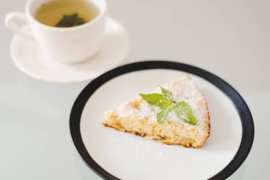 Elmalı turta ve nane çayı. Şekerli geleneksel elmalı tart, tekli tarif.