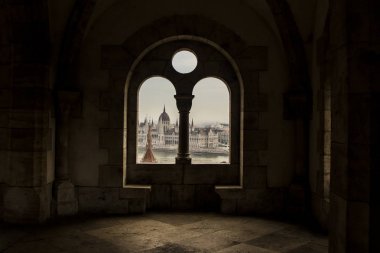 San Mathias kilise / Wonderfull görüntülemek için Parlament pencere boyunca 