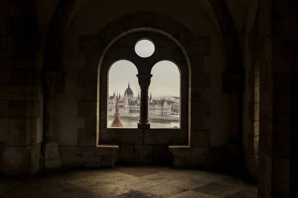 San Mathias kilise / Wonderfull görüntülemek için Parlament pencere boyunca 