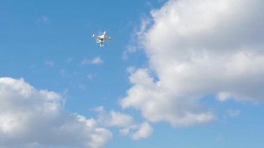 Genç adam bir pilotsuz yönetir