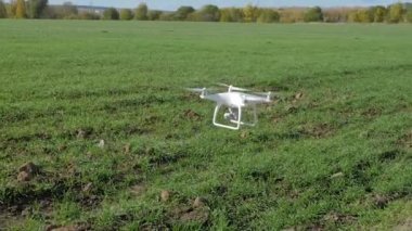 Genç adam bir pilotsuz yönetir