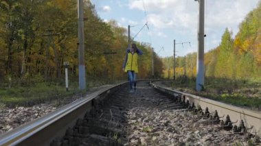 Kız on rails sonbaharda yürür.