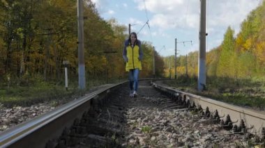 Kız on rails sonbaharda yürür.