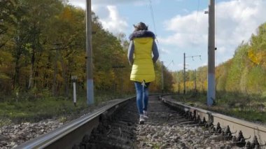 Kız on rails sonbaharda yürür.