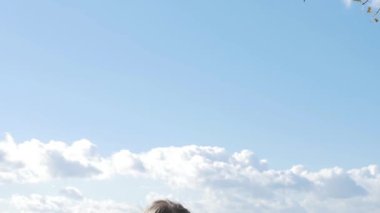 Bir bankta oturan kız ve şehrin panorama adlı görünüyor