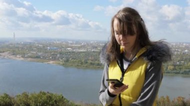 Bir bankta oturan kız ve şehrin panorama adlı görünüyor