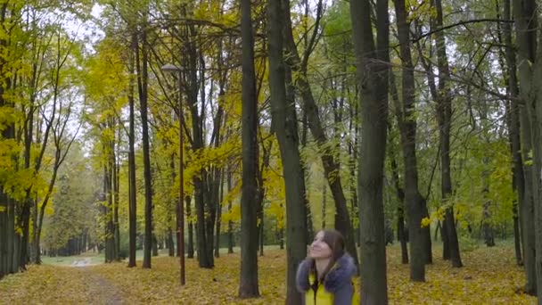 fille marche dans le parc d'automne