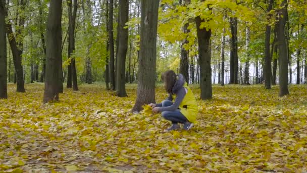 Fille marche dans le parc d'automne — Video