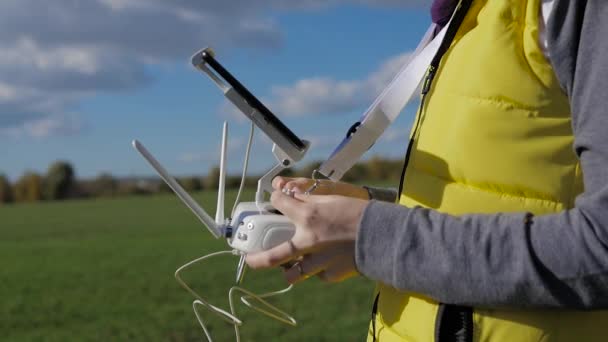 La chica maneja un dron no tripulado — Vídeos de Stock